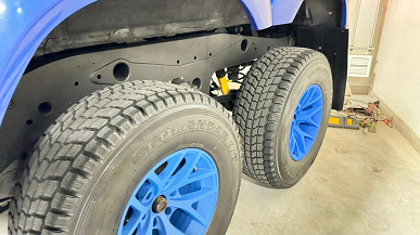 «Таких машин в мире 2 штуки». В России продают уникальную шестиколесную Toyota Hilux от Arctic Trucks «Таких машин в мире 2 штуки». В России продают уникальную шестиколесную Toyota Hilux от Arctic Trucks